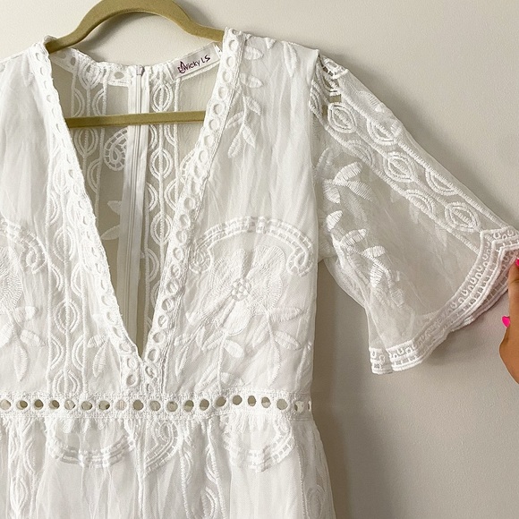 Deep V Neck White Lace Romper Size Large - Picture 9 of 10